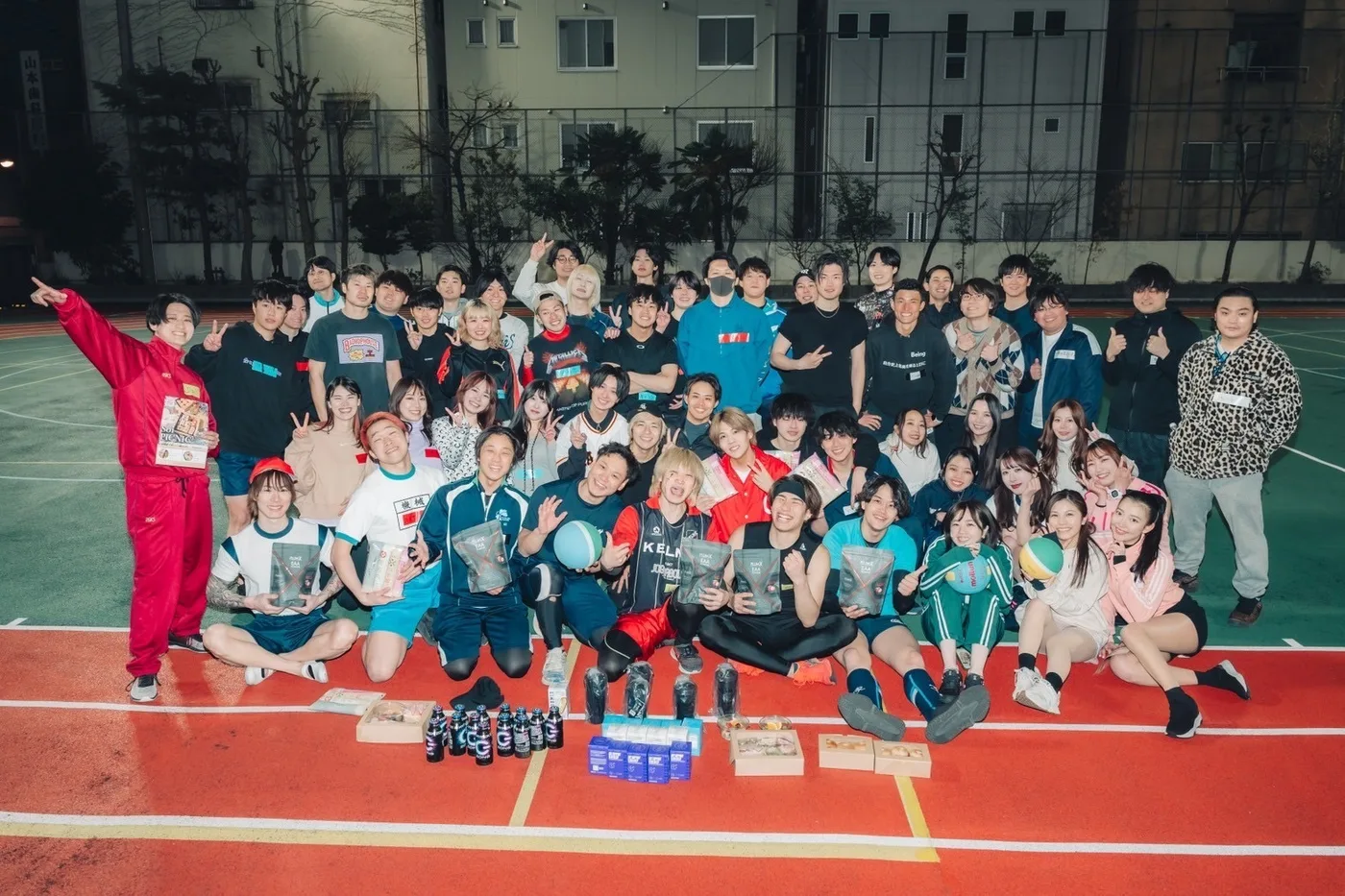 体育館で開催されたスポーツ交流イベントの参加者による集合写真