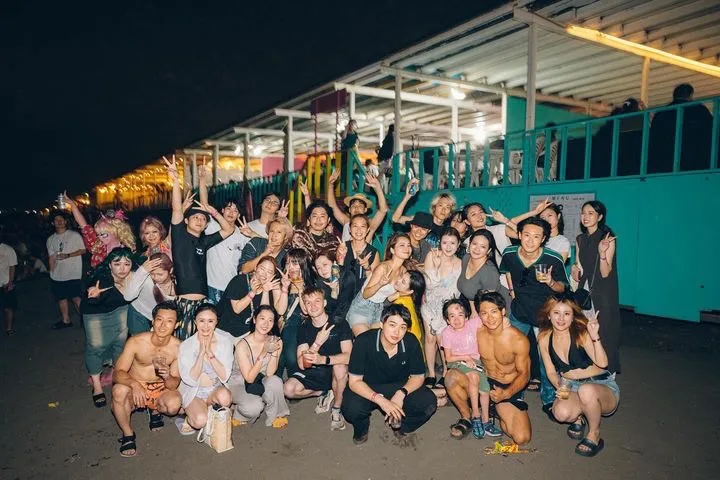 プールサイドで開催されたイベントの参加者による集合写真