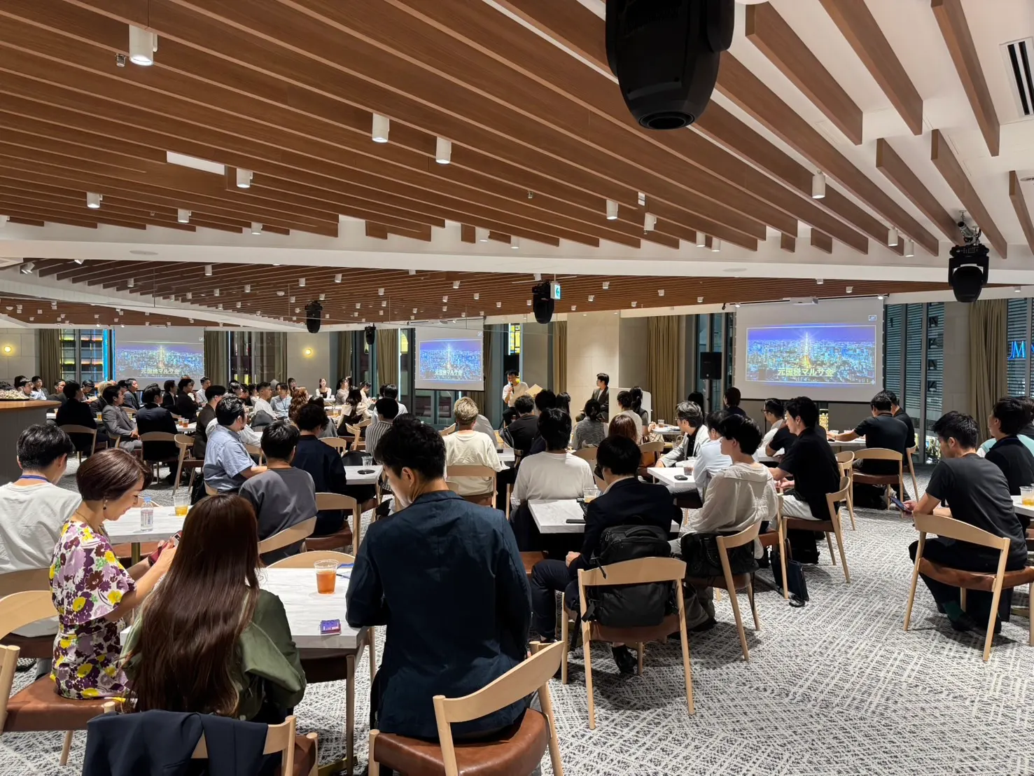 東京タワーRED貸切パーティーに集まった経営者・インフルエンサー250名超の会場
